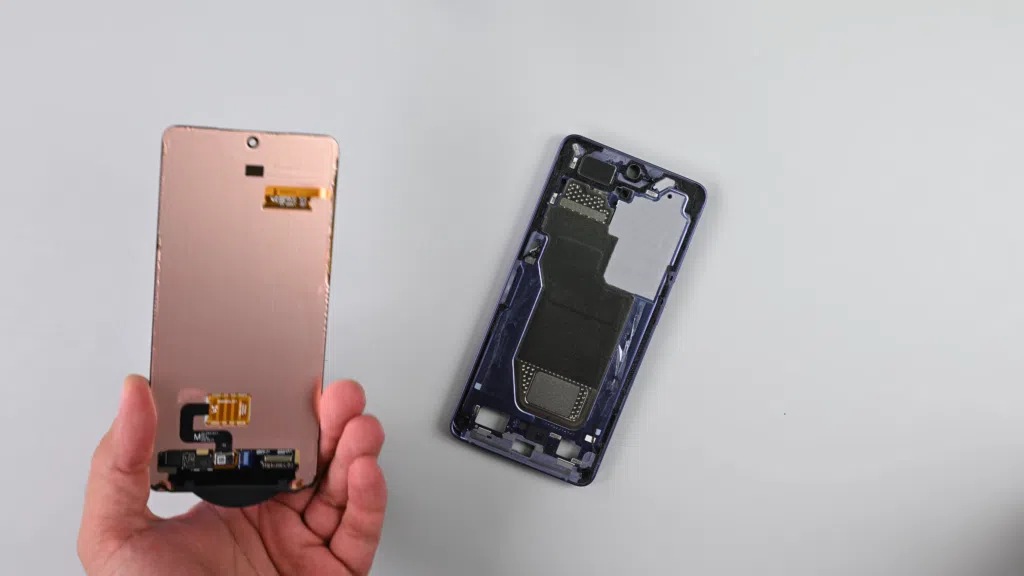 What does iFixit teardown reveal about Samsung Galaxy S26 Ultra repairability and parts replacement